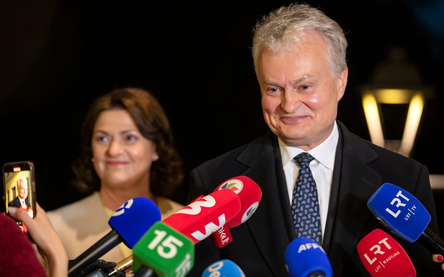 Litauens president Gitanas Nauseda i väntan på resultaten i första omgången i presidentvalet.