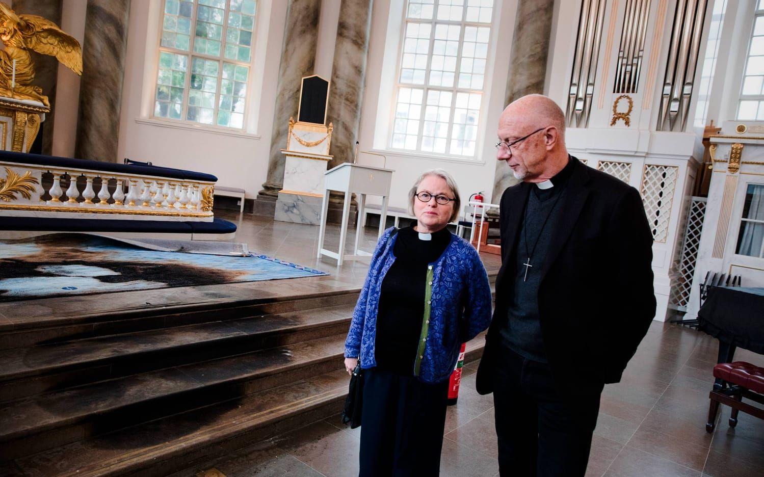 Domprosten Karin Burstrand och komministern Jan-Olof Arkstedt Broberg är chockade av händelsen. Bild: Jonas Lindstedt
