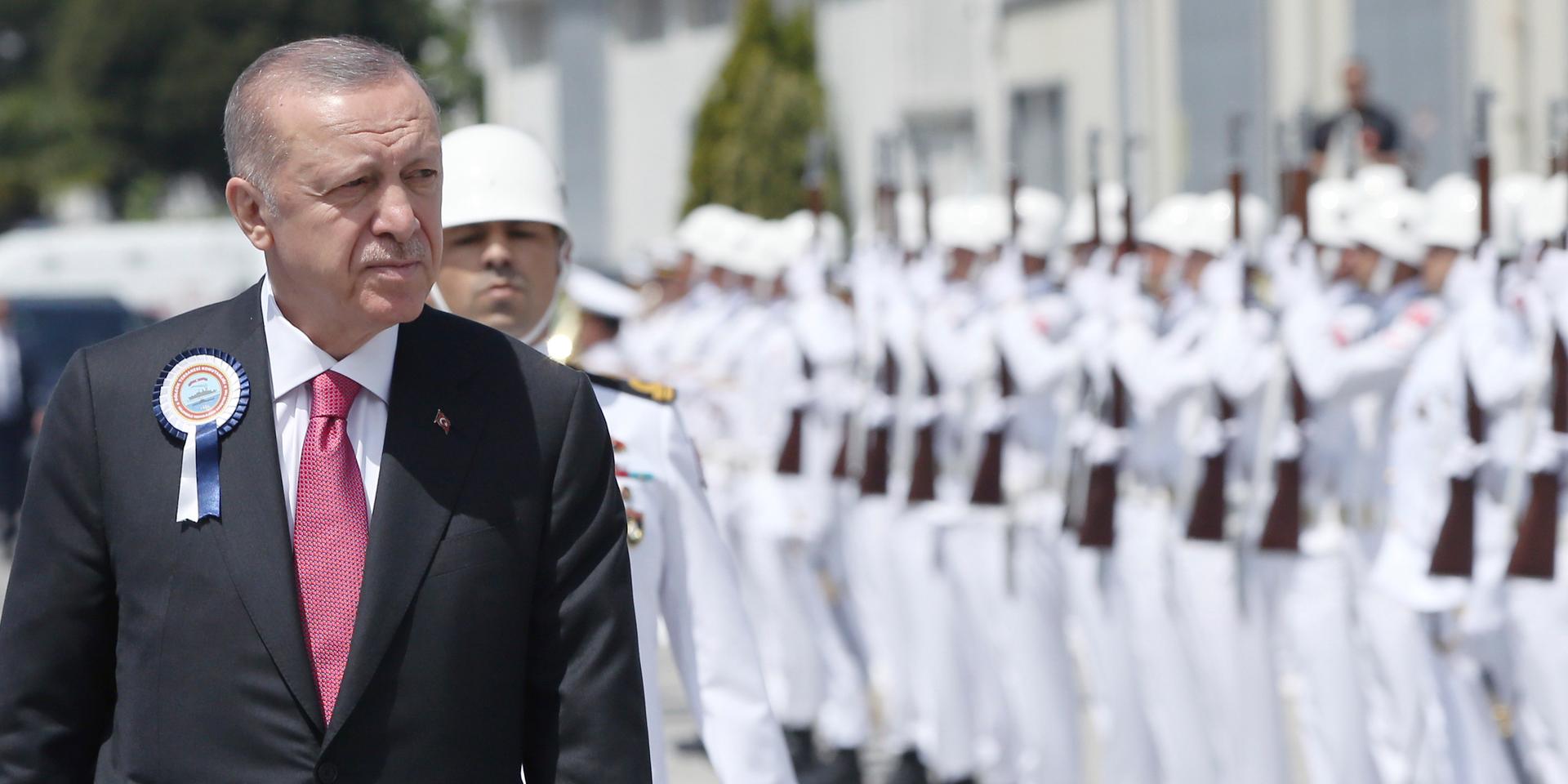 President Recep Tayyip Erdogan vid en militär ceremoni i Kocaeli i Turkiet. Pressad av ekonomin inför nästa års val, och en uppblossad fejd med Grekland, är kraven på Sverige och Finland för Nato-medlemskap ett sätt för honom att visa styrka, enligt bedömare.