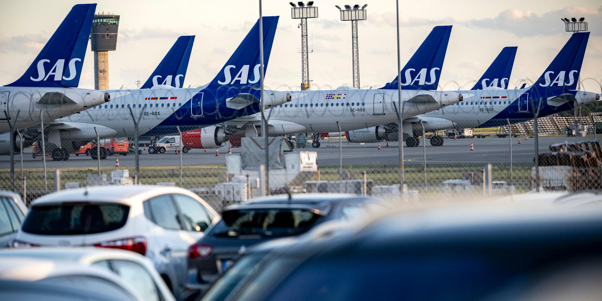 SAS flygplan av typen Airbus A321 och A320 Neo står parkerade på rad på Kastrups flygplats på måndagskvällen efter att de 900 piloterna på SAS Scandinavia gått ut i strejk. 
