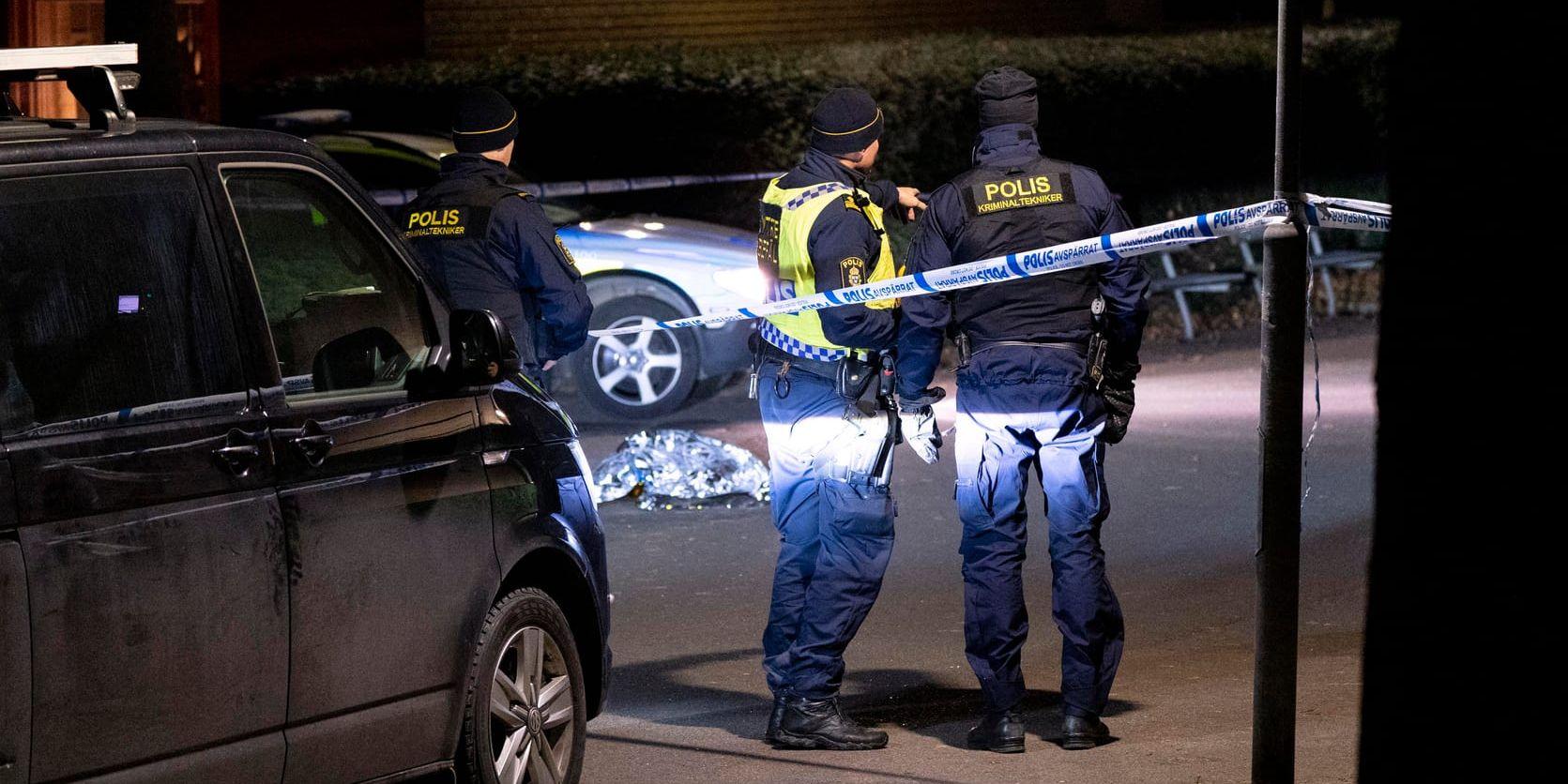 En man dödades i ett större bråk i Kävlinge i Skåne.