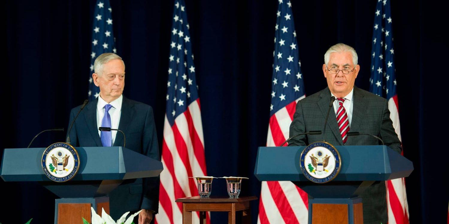 USA:s utrikesminister Rex Tillerson och försvarsminister Jim Mattis på en pressträff efter mötet med en kinesisk delegation i Washington.