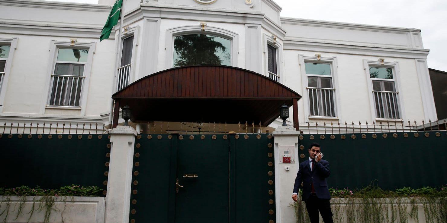Den saudiske generalkonsulns residens i Istanbul. På bilden syns en journalist framför porten. Arkivbild.