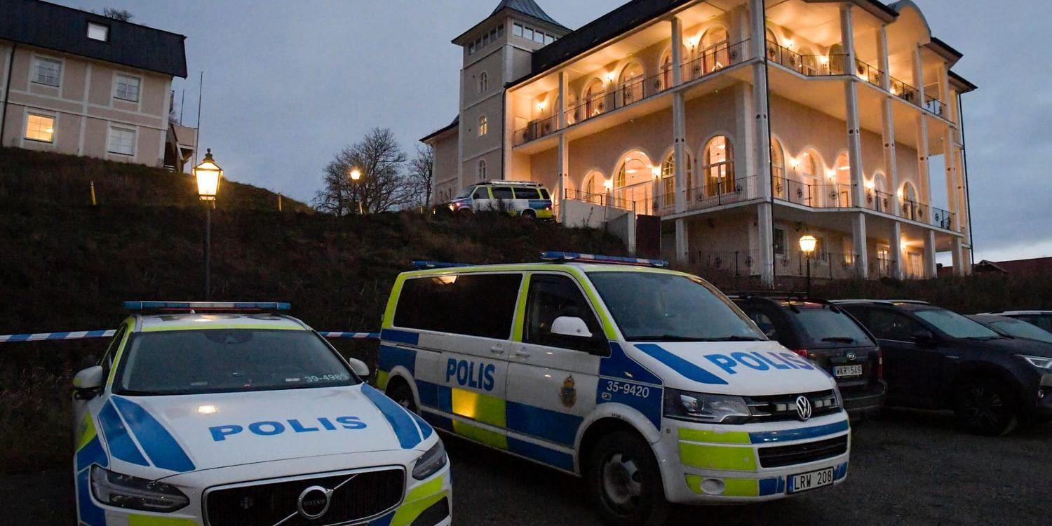 Polis anlände till Johannesbergs slott i tisdags.