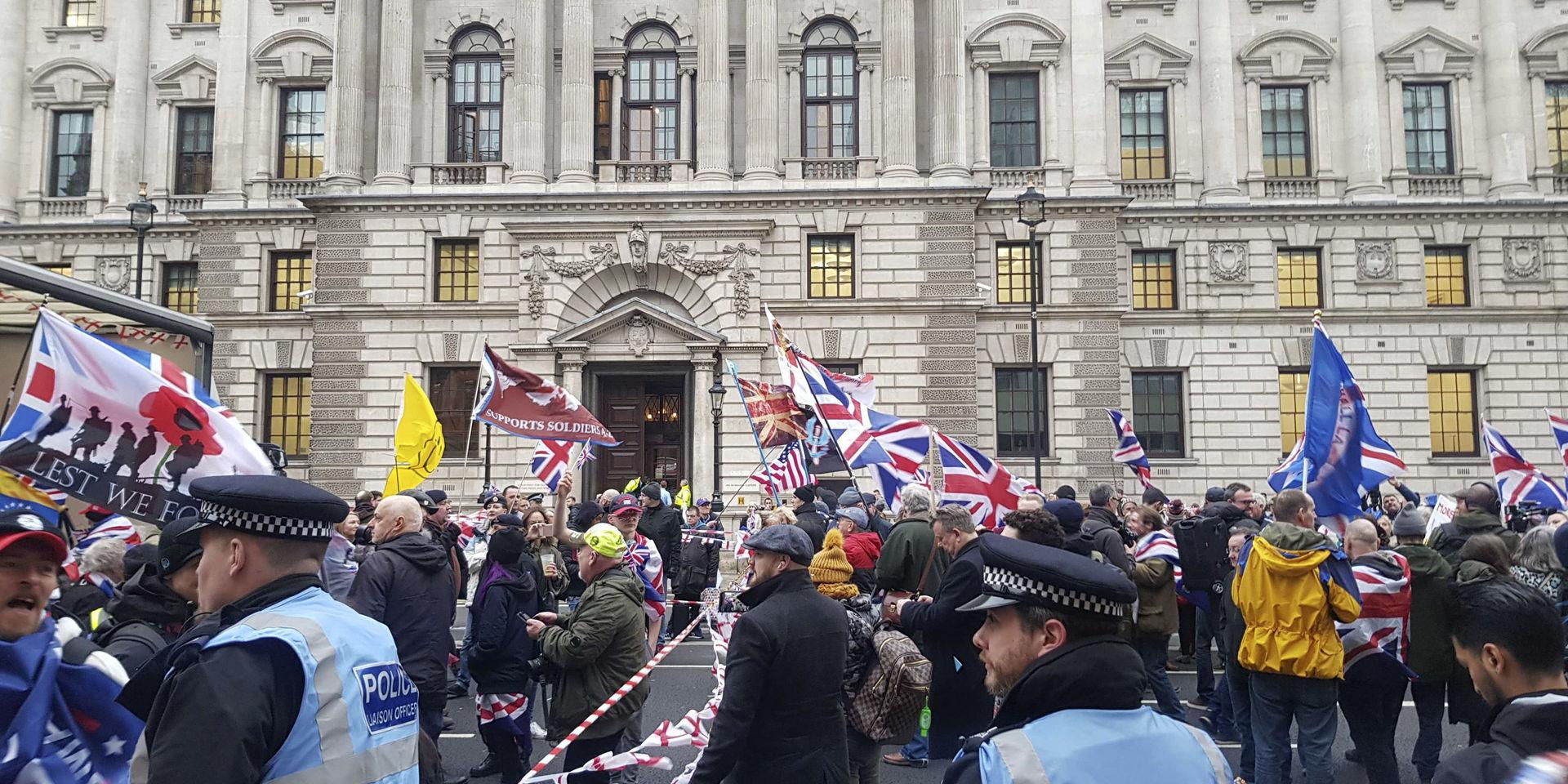 Samling vid Westminster i London. Här spelas musik och brittiska flaggor vajar.