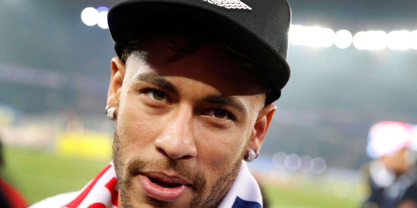 Fotskadade Neymar blev mästare i kavaj med Paris SG i helgen. Nu siktar han på att kunna spela igen till VM med Brasilien.