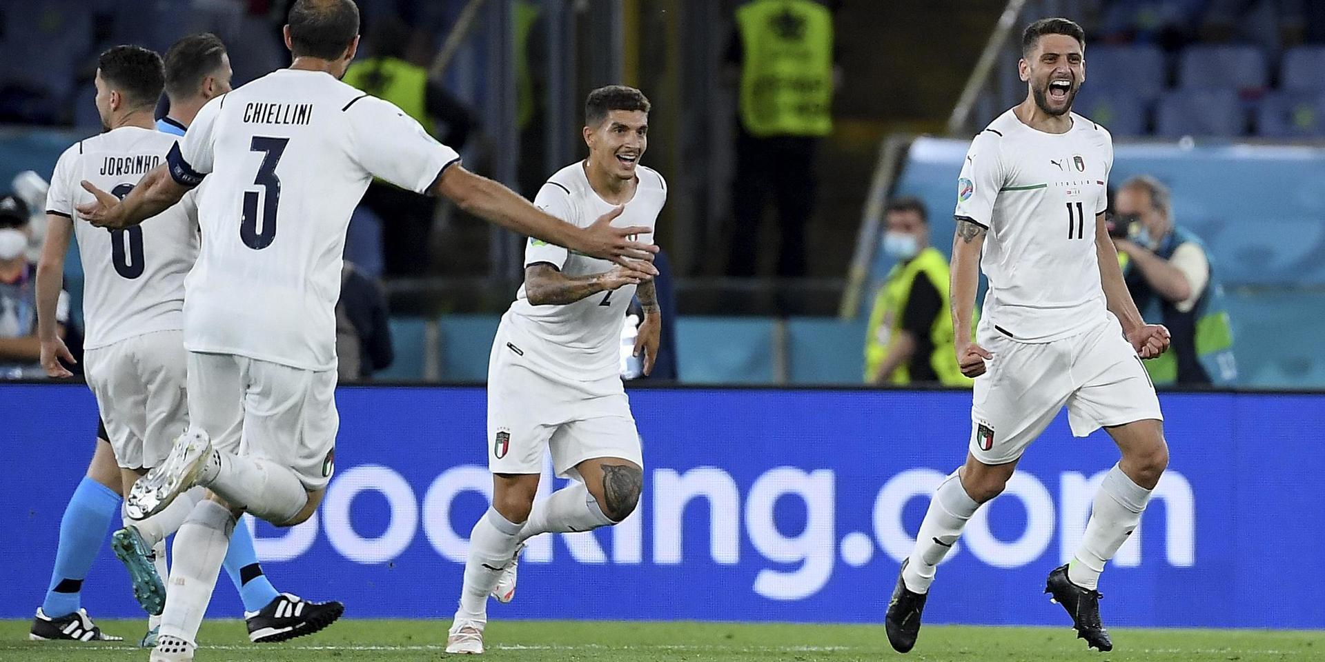 Domenico Berardi gav Italien ledningen med 1-0 och firar turneringens allra första mål ihop med lagkamrater.