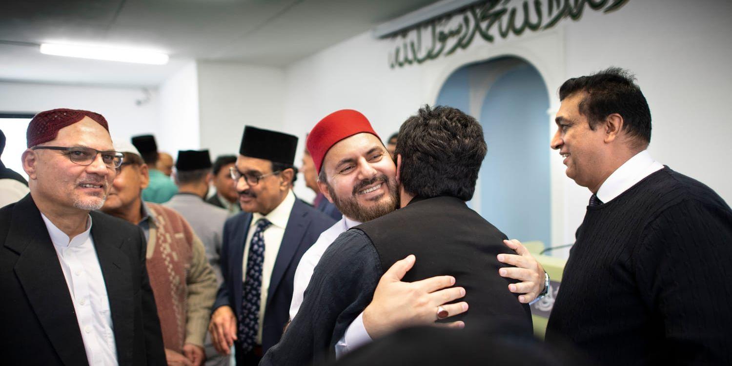 Imam Agha Yahya Khan kramar om en av sina församlingsmedlemmar.