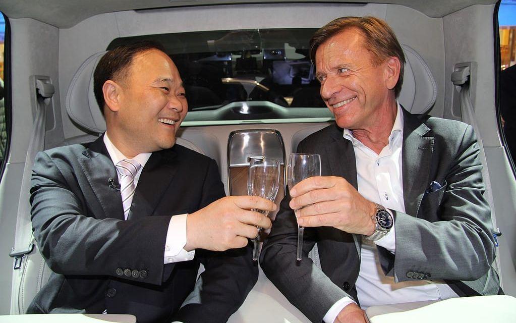 Volvo Cars går mot ett nytt försäljningsrekord, för fjärde året i rad. Här är Volvos styrelseordförande och huvudägare Li Shufu, tillsammans med Volvos vd Håkan Samuelsson. Arkivbild: TT