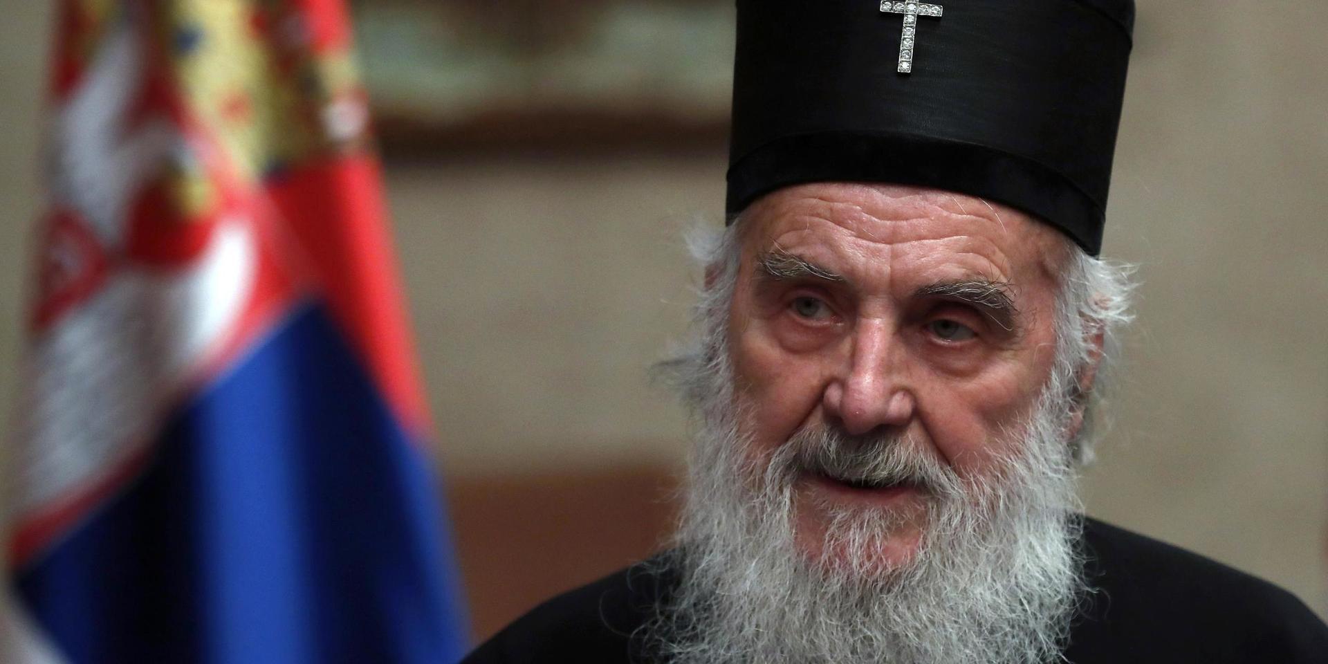 Patriarken Irinej, serbisk-ortodoxa kyrkans överhuvud, ledde en begravning i Montenegro. Där smittades han av coronaviruset.