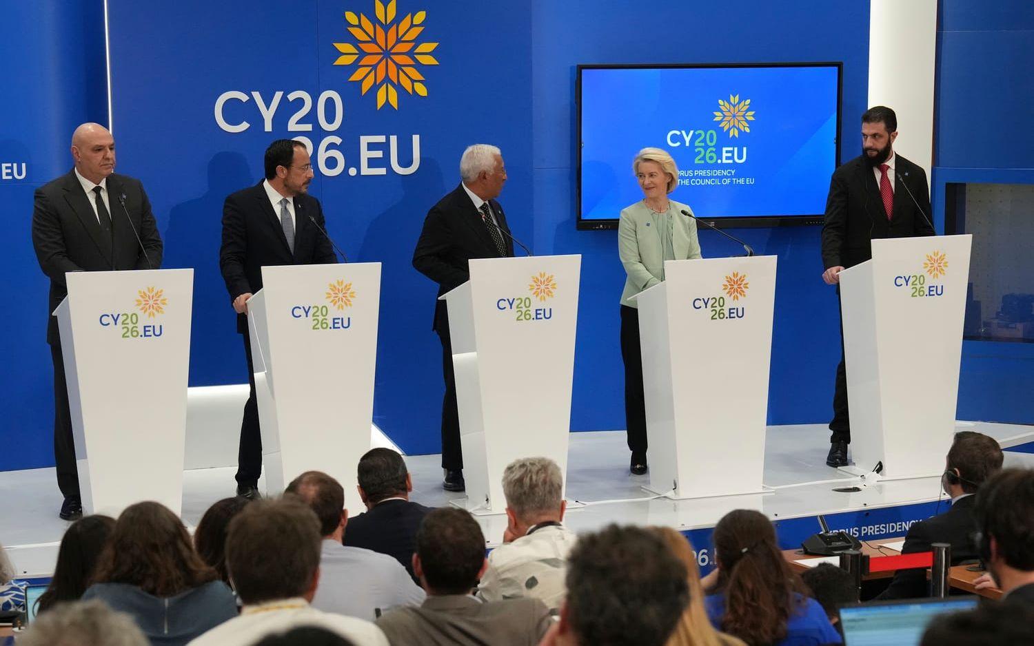 Libanons president Joseph Aoun, Cyperns Nikos Christodoulides, EU:s rådsordförande António Costa, kommissionsordförande Ursula von der Leyen och Syriens president Ahmad al-Sharaa uttalar sig efter fredagens toppmöte i Nicosia.