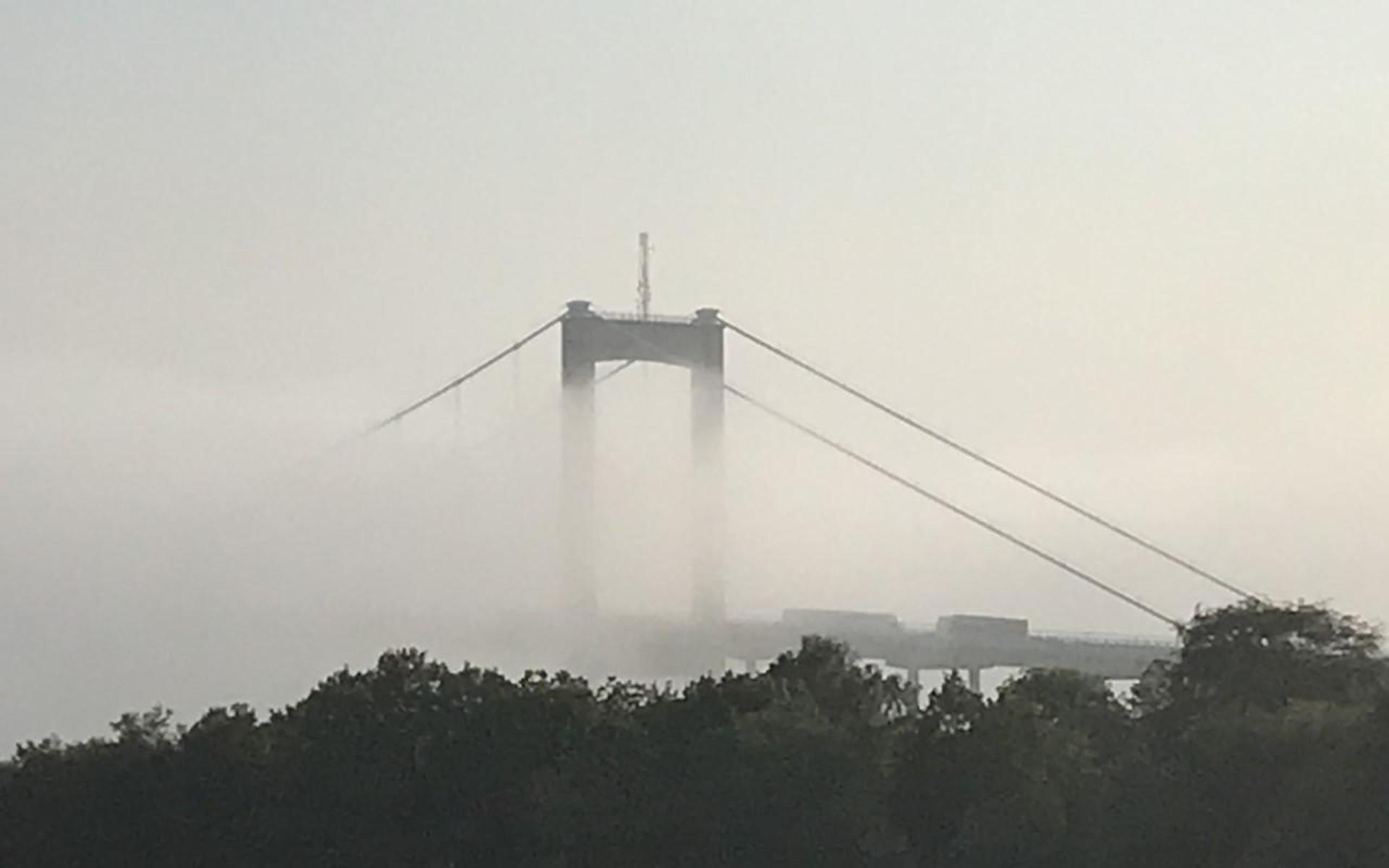 Älvsborgsbron ser något kuslig ut i dimman