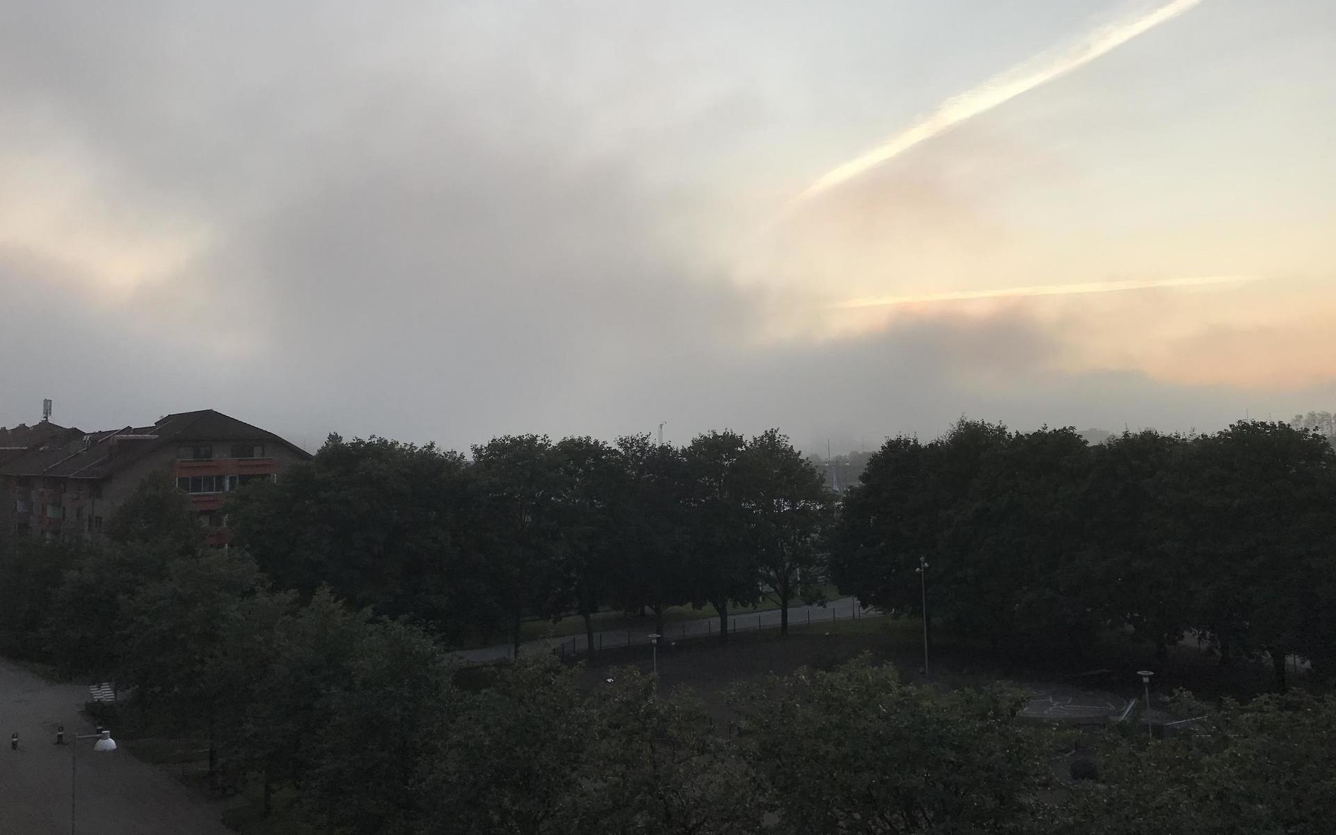 Dimman siktat från distans från Kortedala