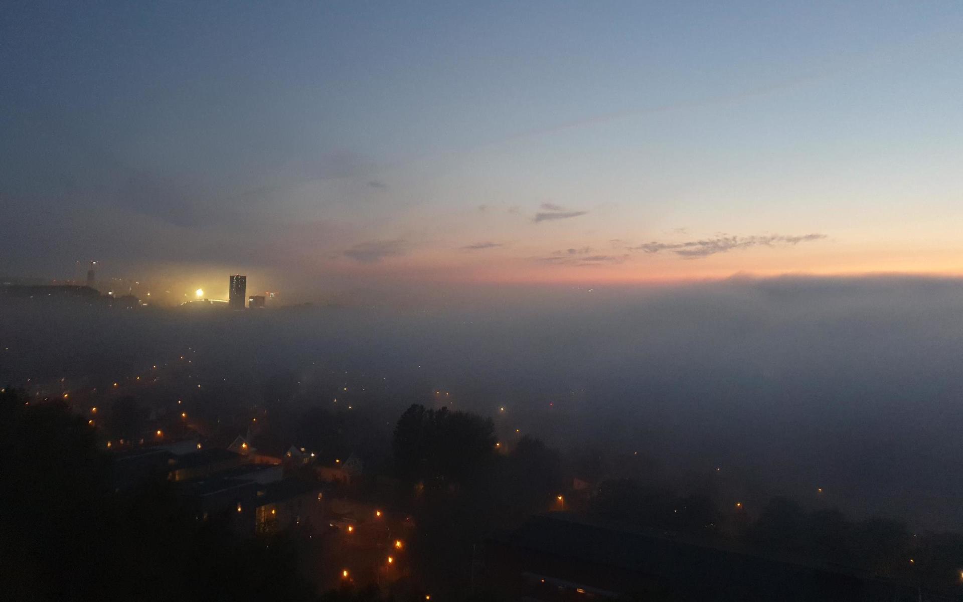 Dimman över Göteborg fångad på bild. Lampan på Ullevi lyckades slå hål på det tjocka dimtäcket. 