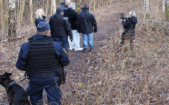 Här vallas mannen, klädd i ljusgrå byxor. De andra är från polisen, åklagaren samt mannens försvarare. Bild: Polisen