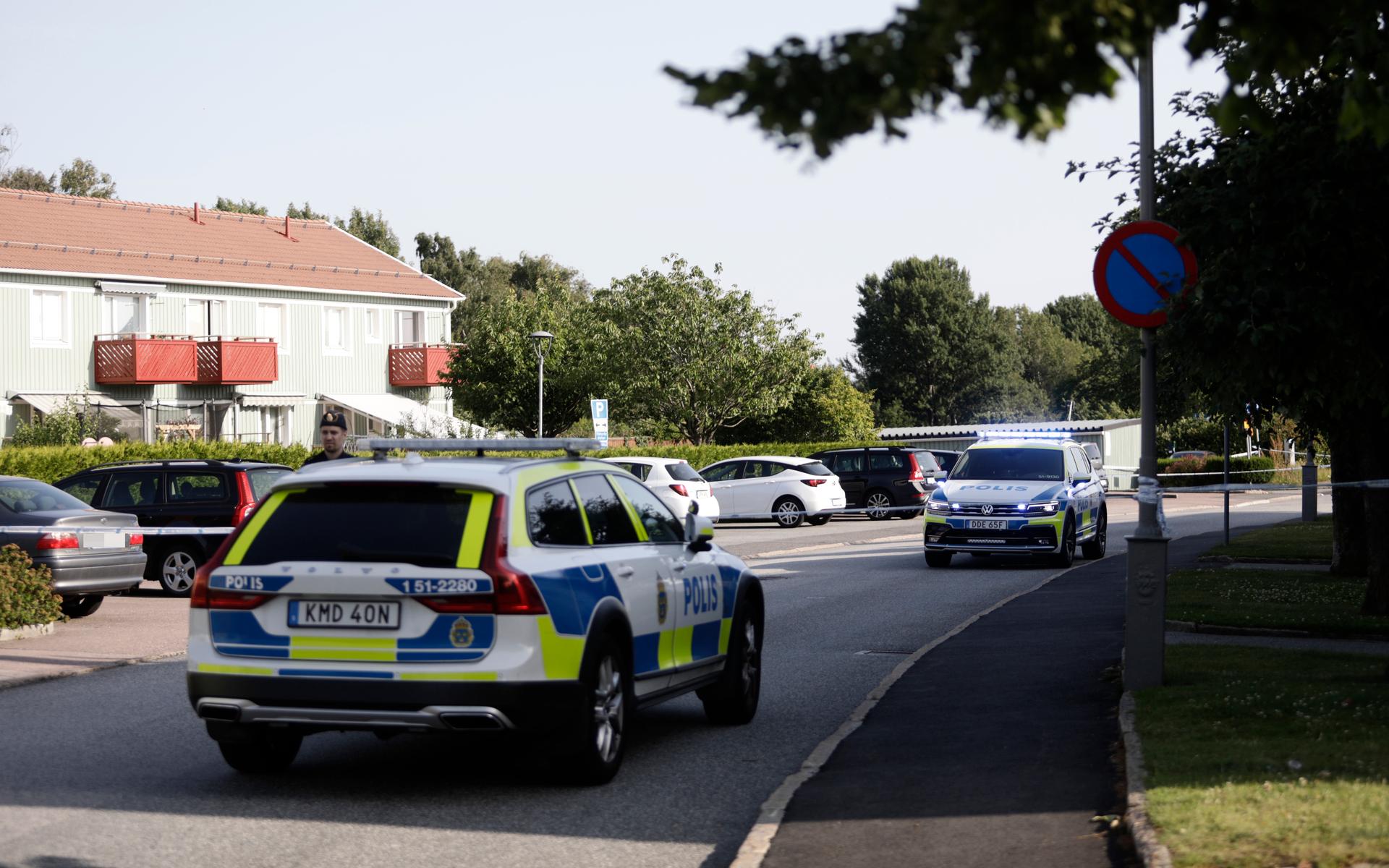 En beväpnad man i Västra Frölunda har skjutits i benet av polis vid 16-tiden. 