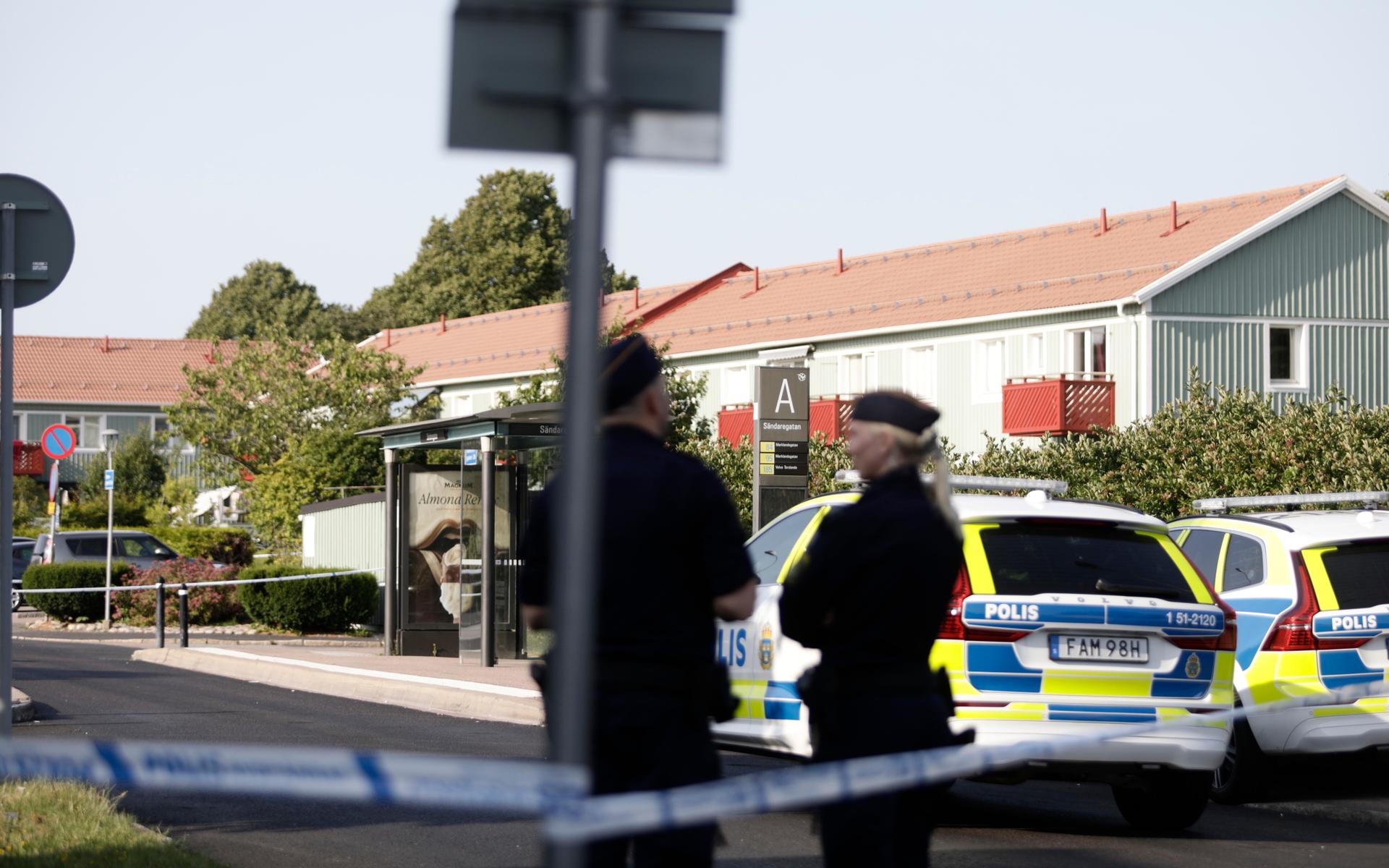 En beväpnad man i Västra Frölunda har skjutits i benet av polis vid 16-tiden. 