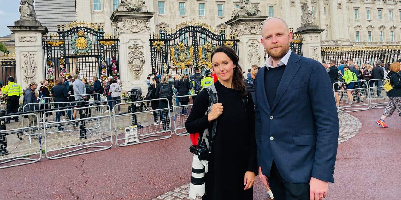 GP:s fotograf Frida Winter och reporter Tobias Andersson Åkerblom är på plats vid Buckingham Palace i London.