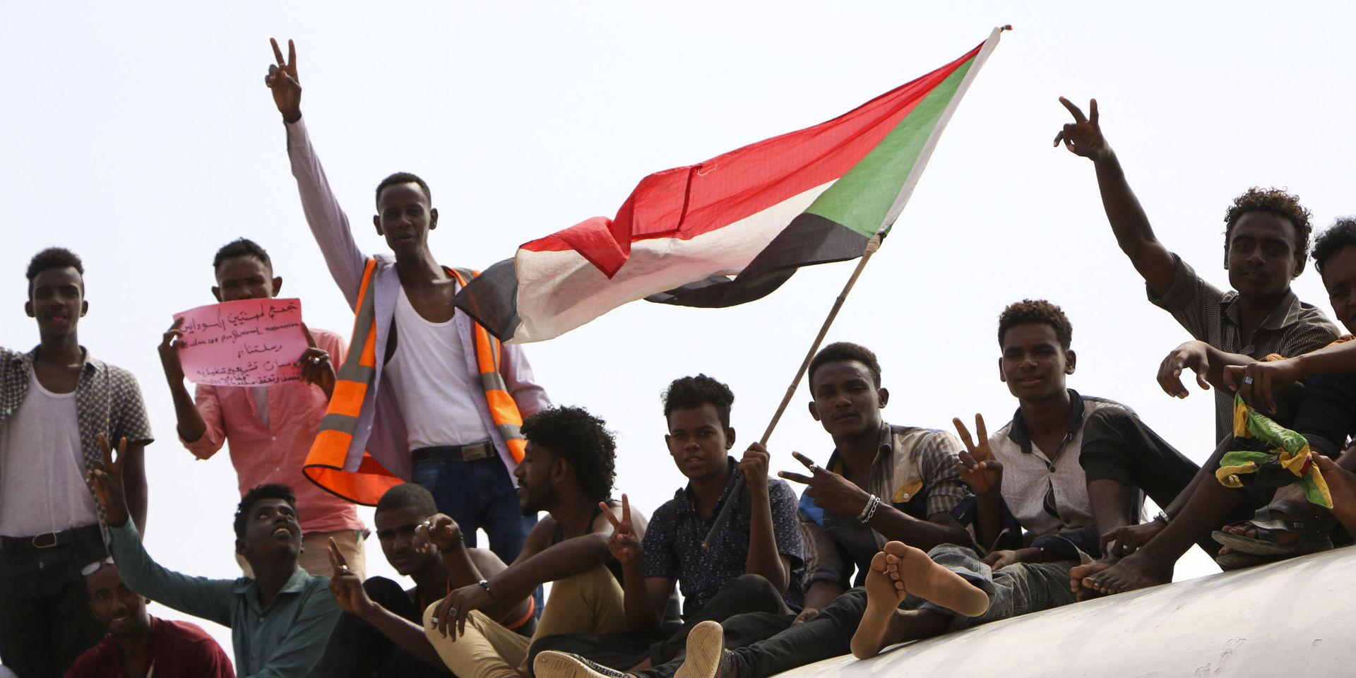 Demonstranter i Khartum firade i lördags att sudanesiska generaler och protestledare undertecknat en deklaration om övergången till ett civilt styre. 