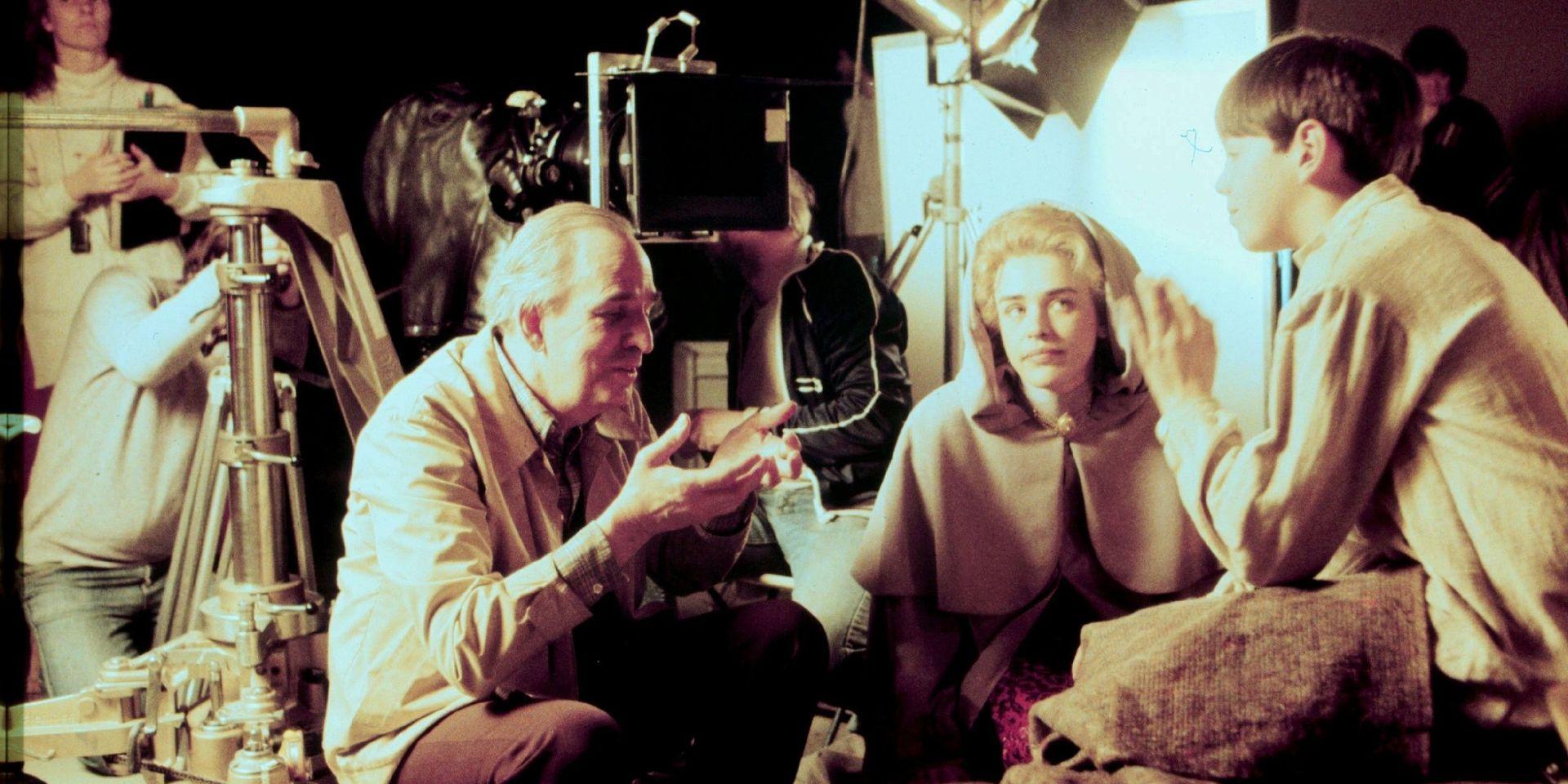 Ingmar Bergman instruerar Ewa Fröling och och Bertil Guve under inspelningarna av Fanny och Alexander.