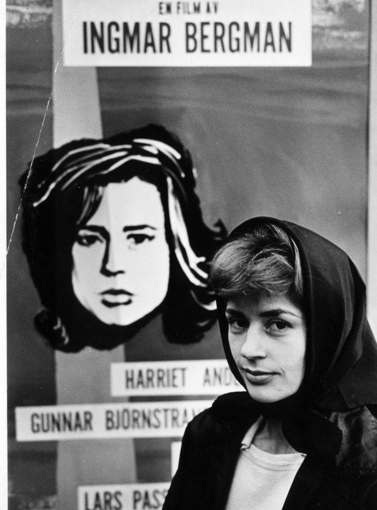 Skådespelerskan Harriet Andersson framför en affisch utanför Röda Kvarn i Stockholm där Ingmar Bergmans film Såsom i en Spegel precis har haft premiär 1961. I filmen gör Harriet Andersson huvudrollen. 