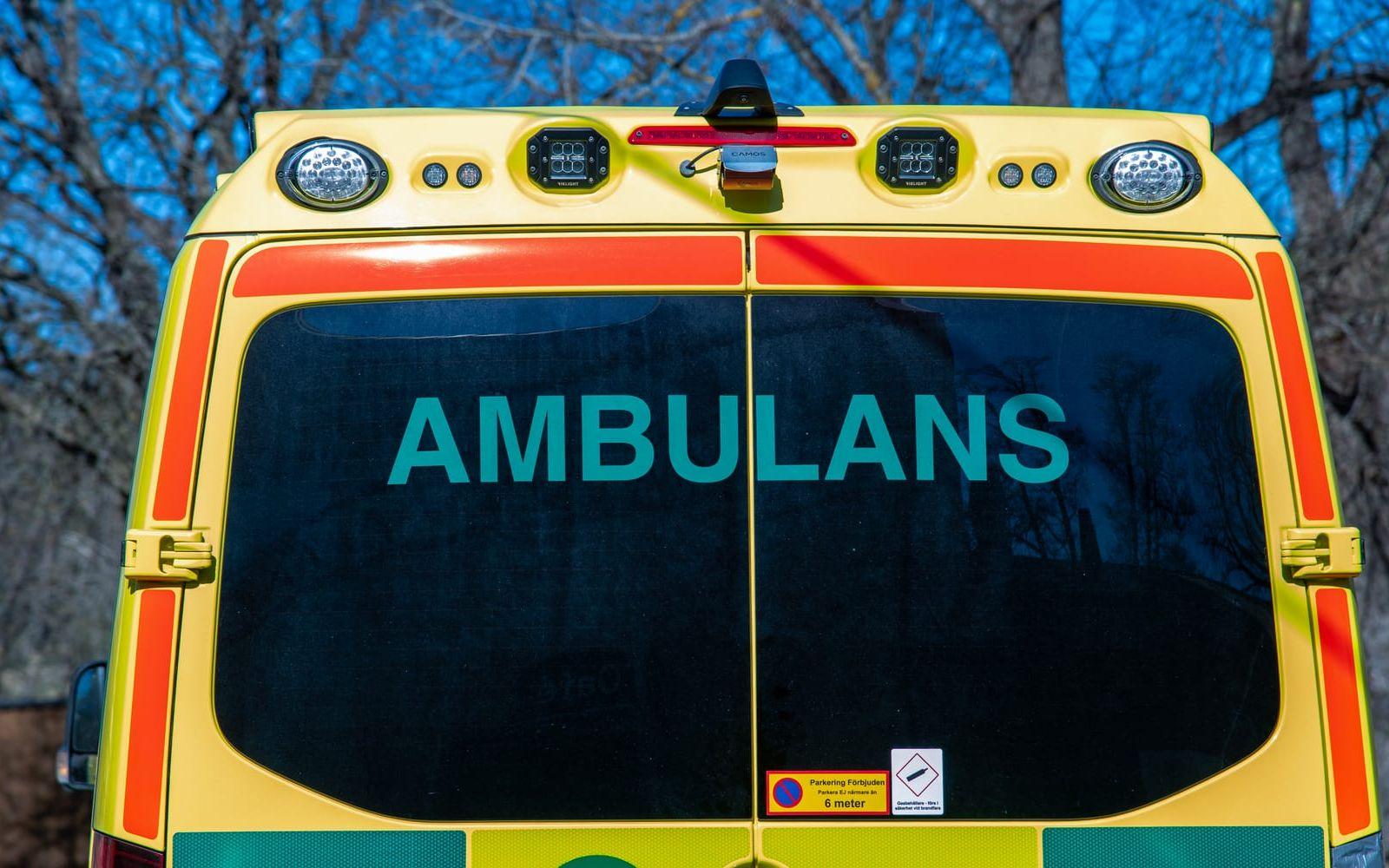 Kvinnan fördes med ambulans till sjukhus men hennes liv gick inte att rädda. Arkivbild.