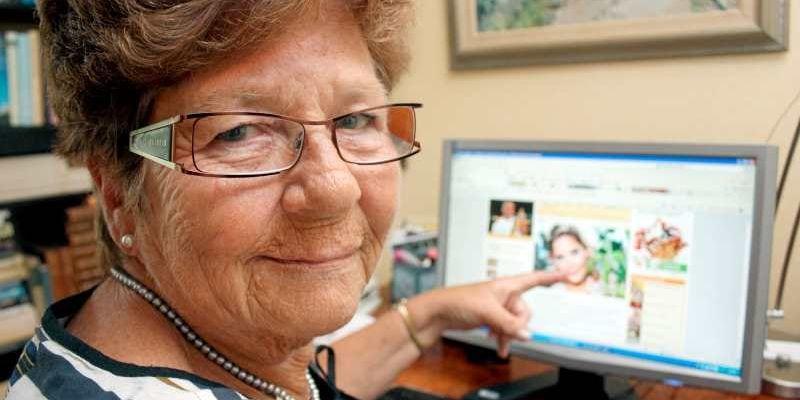 Att mejla, surfa, facebooka och läsa tidningar på nätet hör till de dagliga rutinerna för 70-åriga Inga-Lill Andersson.