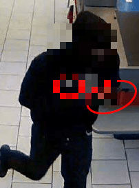 En bild från en övervakningskamera där mannen misstänks ha tagit en bössa från Röda Korset som stod vid kassan i en affär. Bild: Polisen