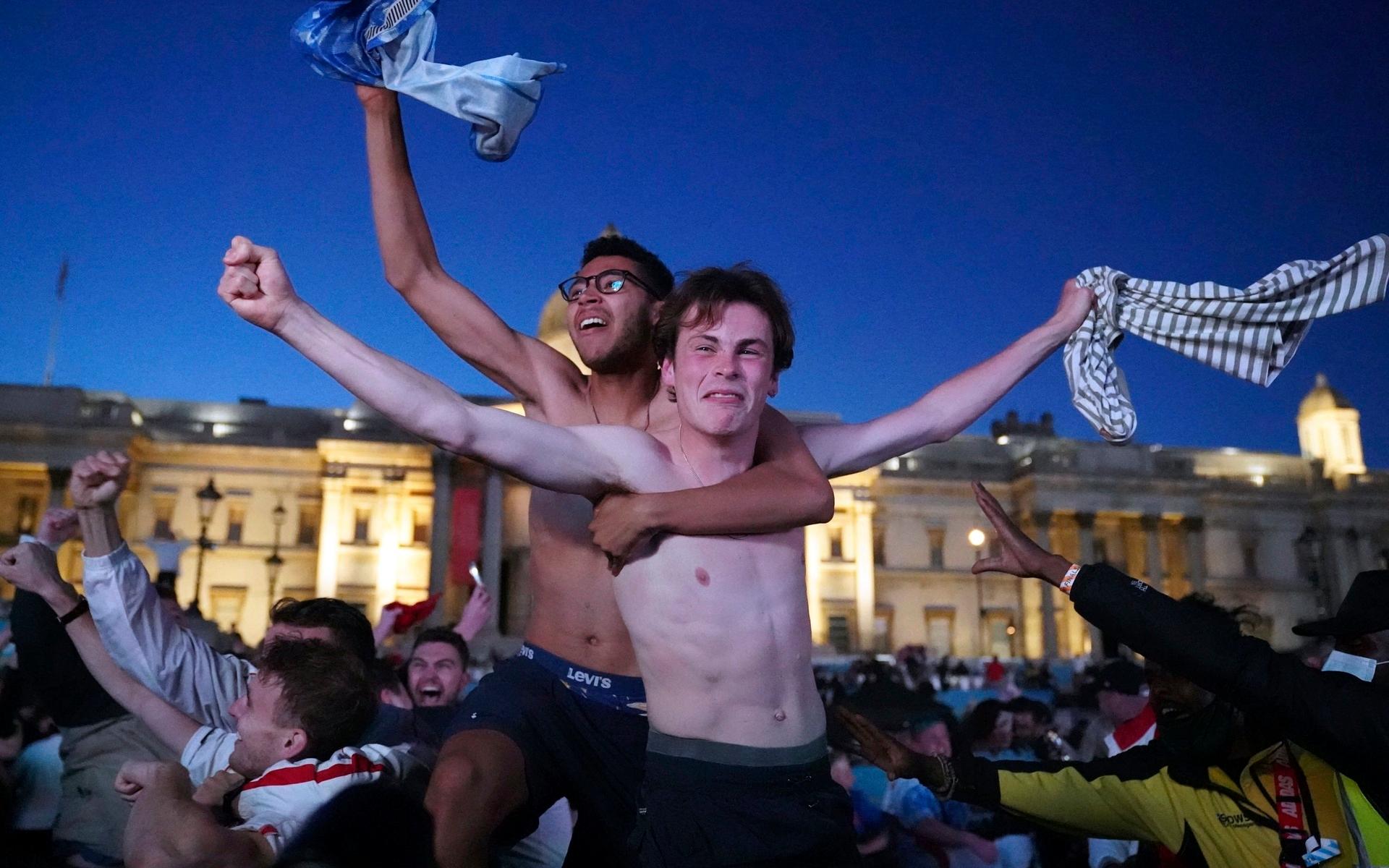  Fans på Trafalgar Square firar Englands andra mål i onsdagens semifinal.