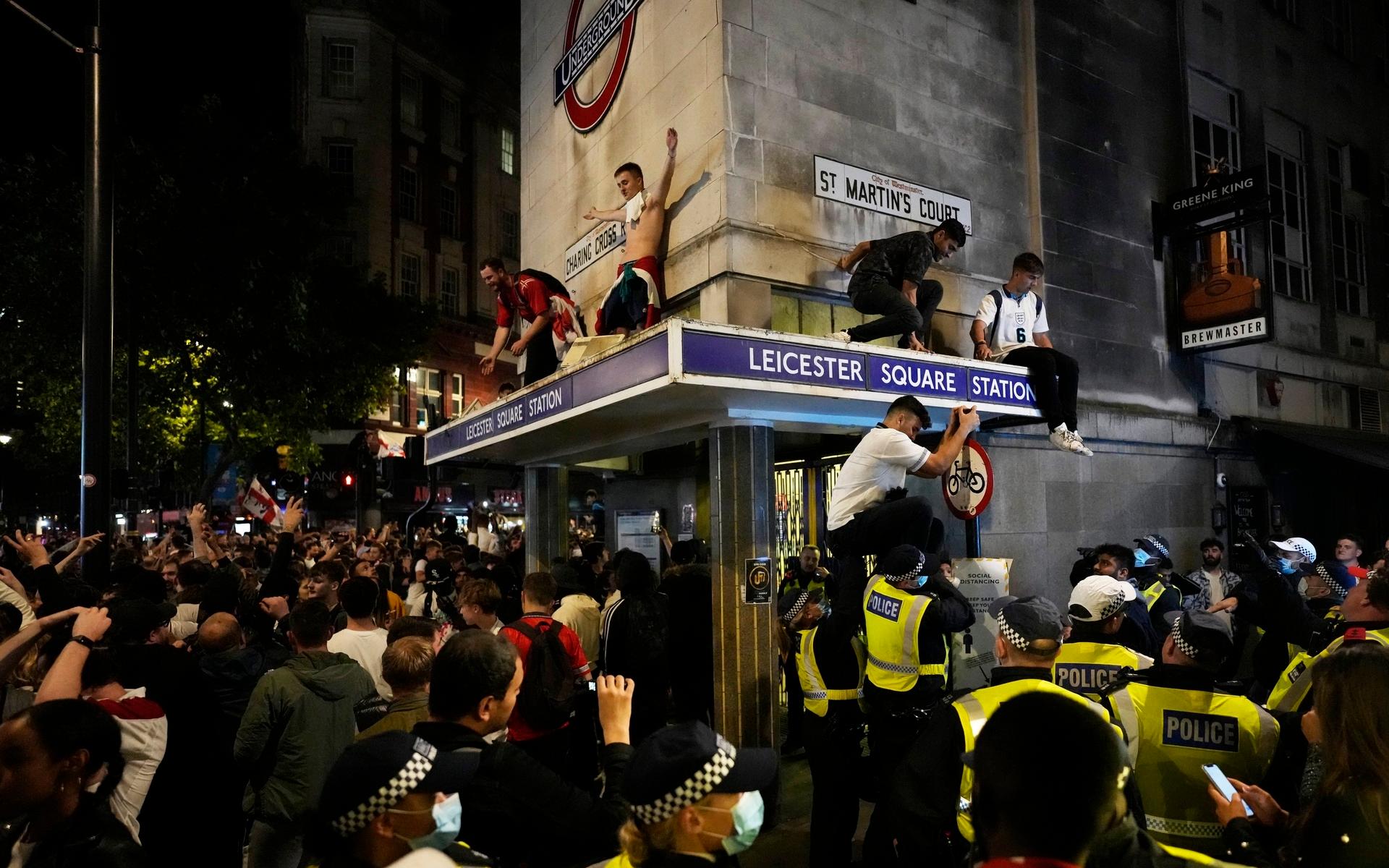 Andra supportrar klättrade upp på taket av tunnelbanestationen vid Leicester Square efter onsdagens vinst.