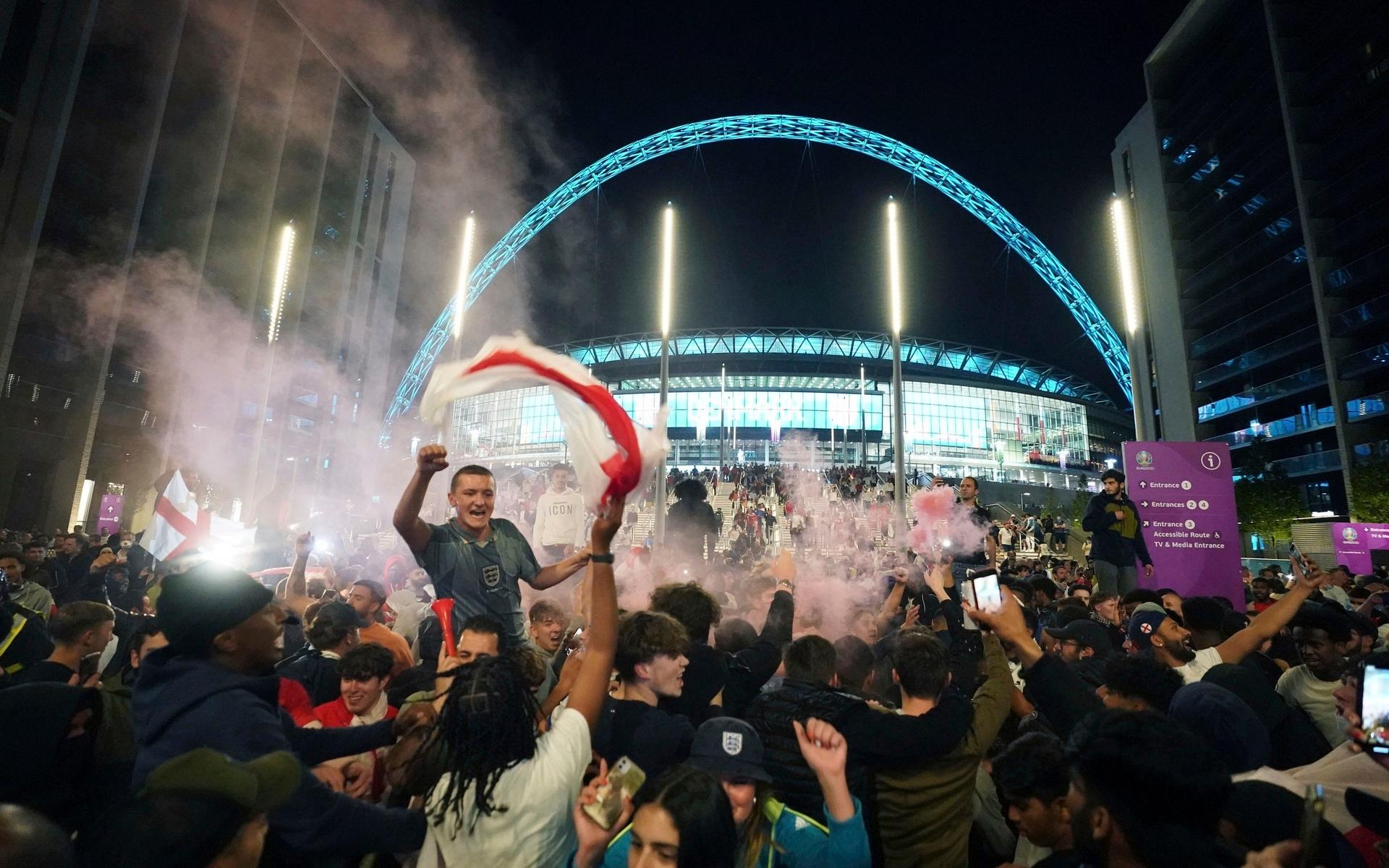 Engelska fans firar utanför Wembley under onsdagsnatten.