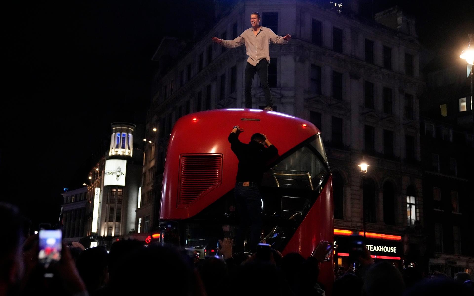 Det var flera supportrar som klättrade upp på bussar i centrala London.