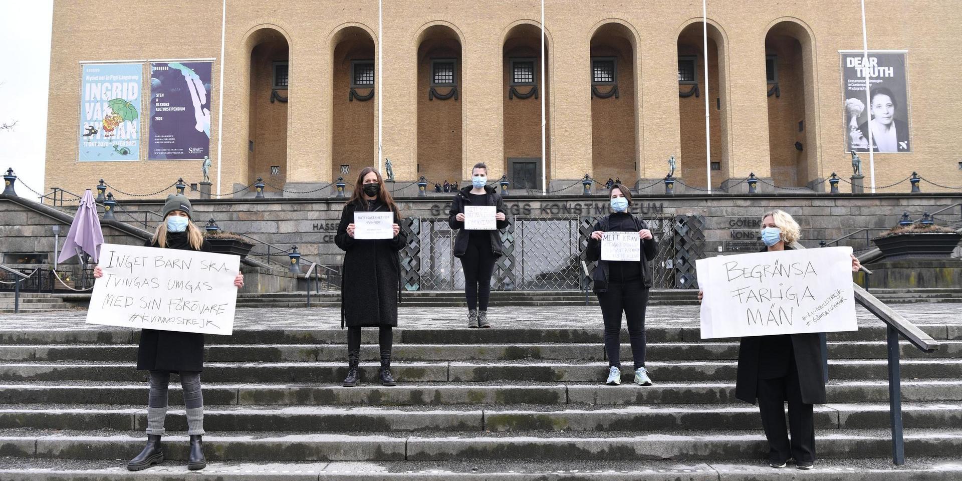 Hanna Lans, Jenny Åkesson, Karin O, Christina A, Mirella A antog uppmaningen om kvinnostrejk och tog sig till Götaplatsen på fredagseftermiddagen kl.15.00.