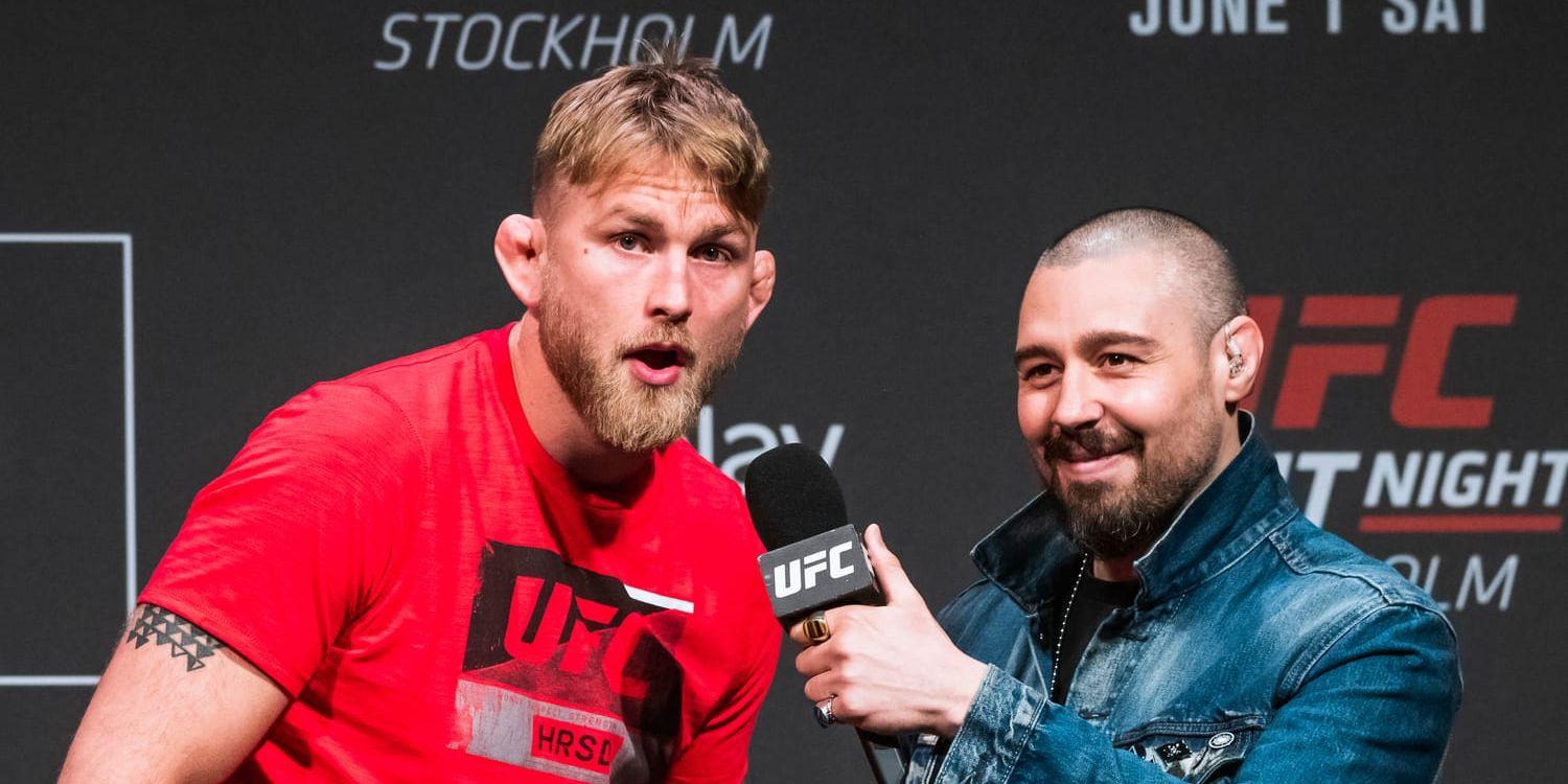 ”The Mauler” i röd tröja blir intervjuad av UFC.