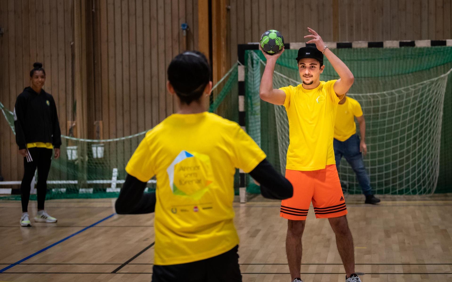 Mohammed Timraz och de andra eleverna på Angeredsgymnasiet fick lära sig grunderna i handboll, och de som redan kunde spela lite fick tips för att bli ännu bättre. 