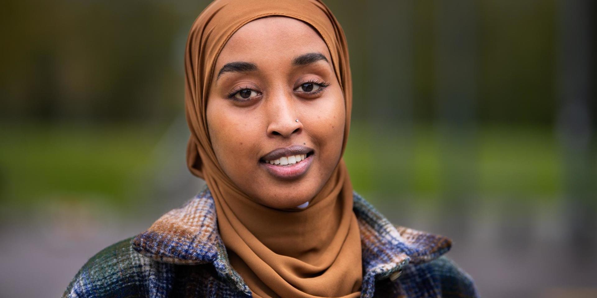 Saynab Ahmed går språkintro på Angeredsgymnasiet. Hon var med på träningen med IK Sävehof - och har fått blodat tand för handboll.