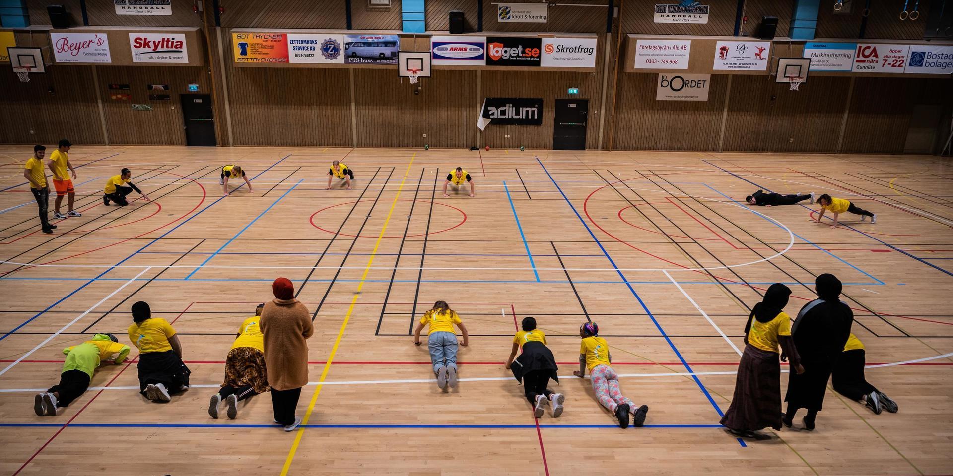 Här i Angered Arena har eleverna på Angeredsgymnasiet sina lektioner. Och hit kom fem spelare från Sävehof på besök för att visa lite handboll och skapa glädje för skolungdomarna. ”Det ger mig mycket att få se hur roligt de har”, säger Sävehofs Vetle Eck Aga.
