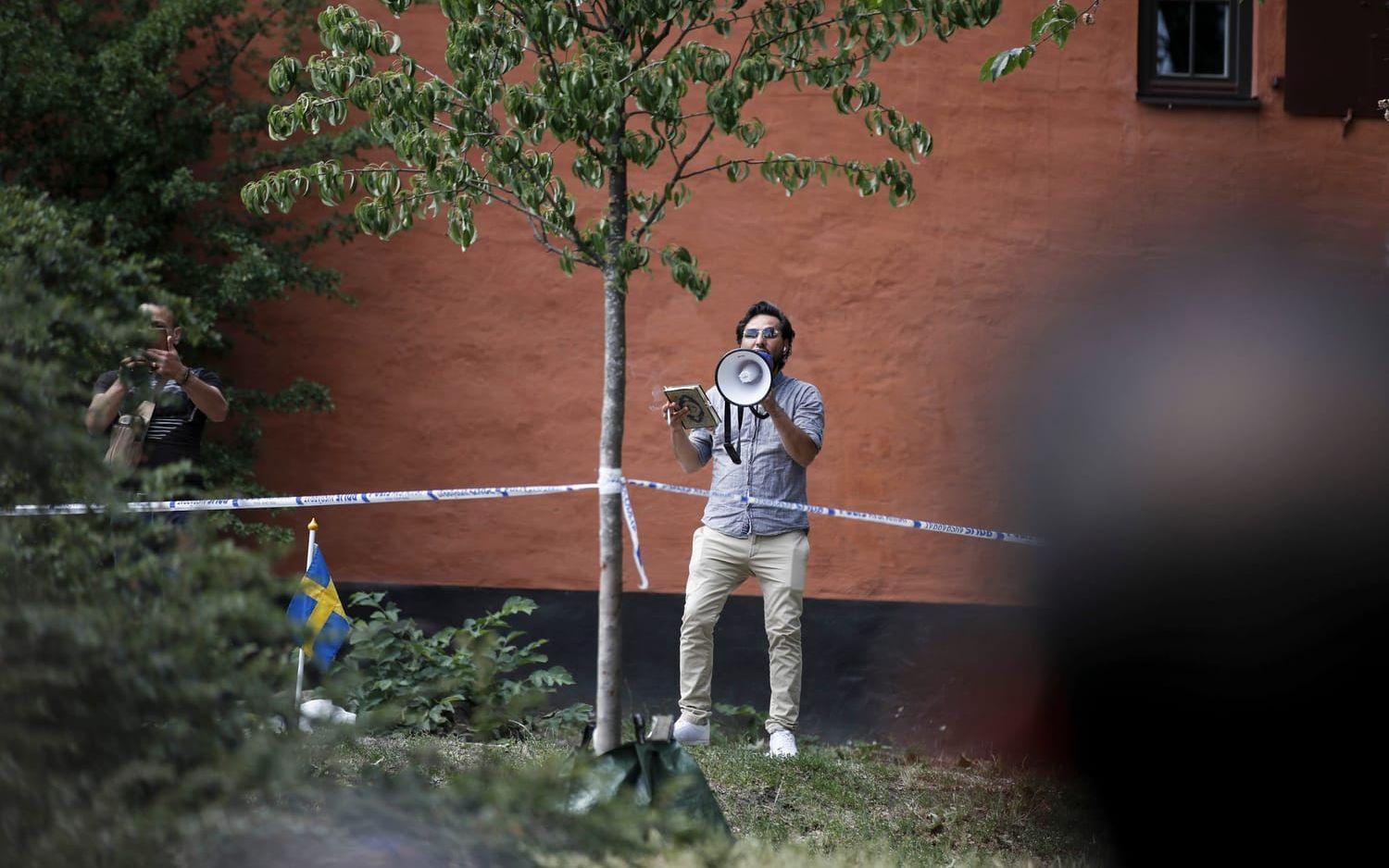 Den senaste koranbränningen vid Stockholms moské skedde i ett så känsligt sammanhang att det borde räknas som hatbrott, anser Sveriges kristna råd. Arkivbild.