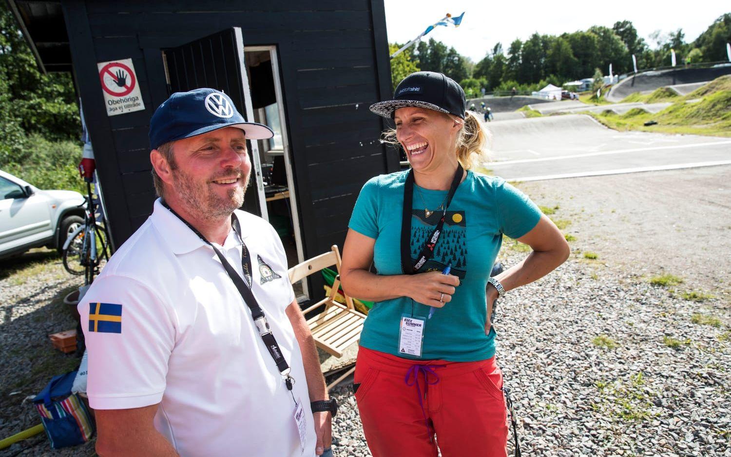 Kungsbacka BMX-klubbs ordförande Stefan Lundström och styrelseledamot Cecilia Wegnelius är två personer som har slitit hårt för att få ihop tävlingen. Foto: Anders Ylander.