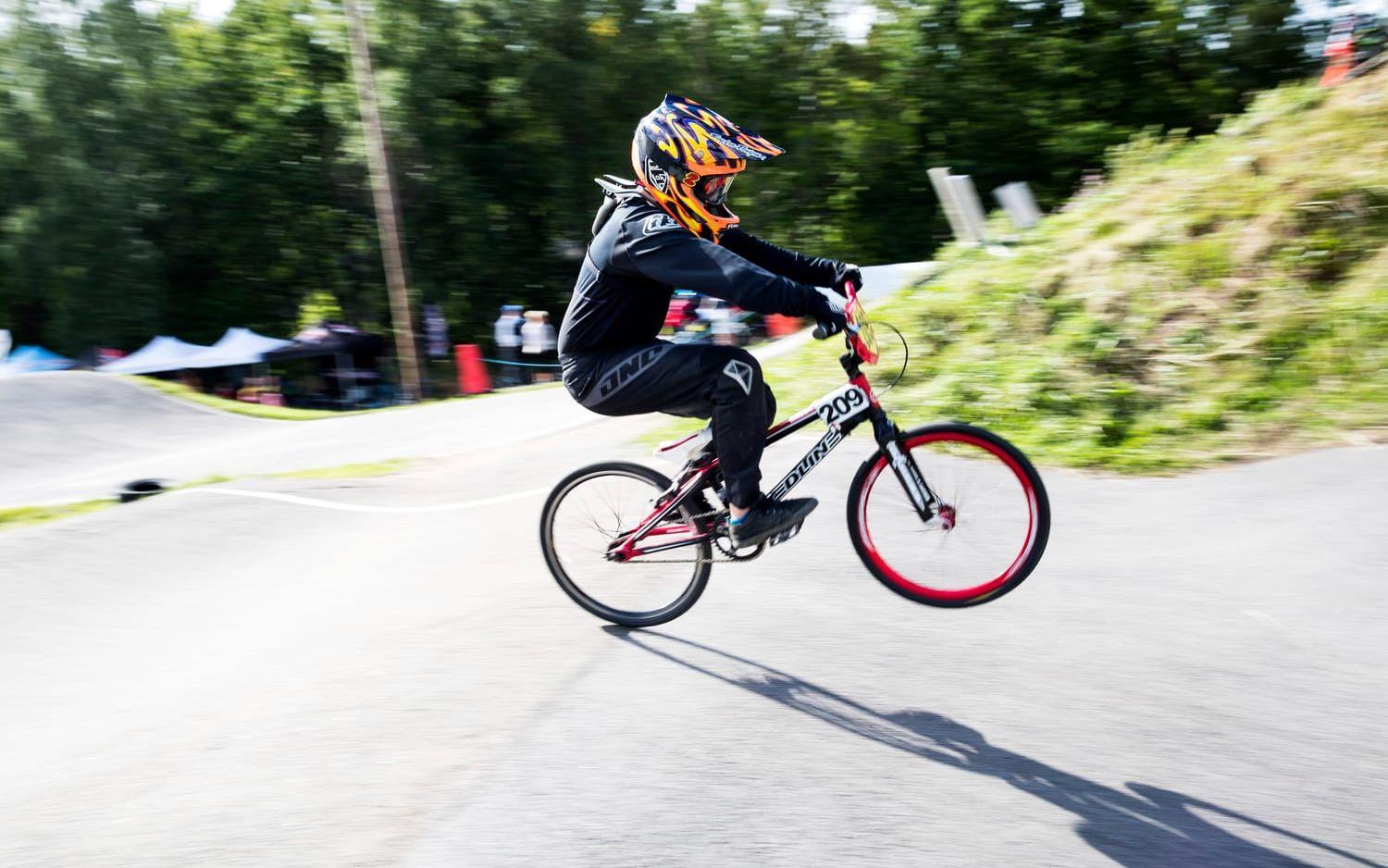 Både barn och vuxna hade samlats på Kungsbackas BMX-bana på lördagen. Foto: Anders Ylander.