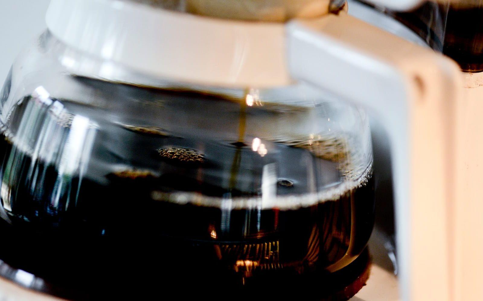 <strong>Kaffebryggaren.</strong> Om ditt morgonkaffe börjar smaka lite konstigt beror det förmodligen på att det var ett tag sedan du gjorde rent din kaffebryggare. Det kan växa såväl mögel som svamp där inne och en kaffekokare som används ofta bör avkalkas ungefär en gång i månaden. Foto: Pontus Lundahl/TT