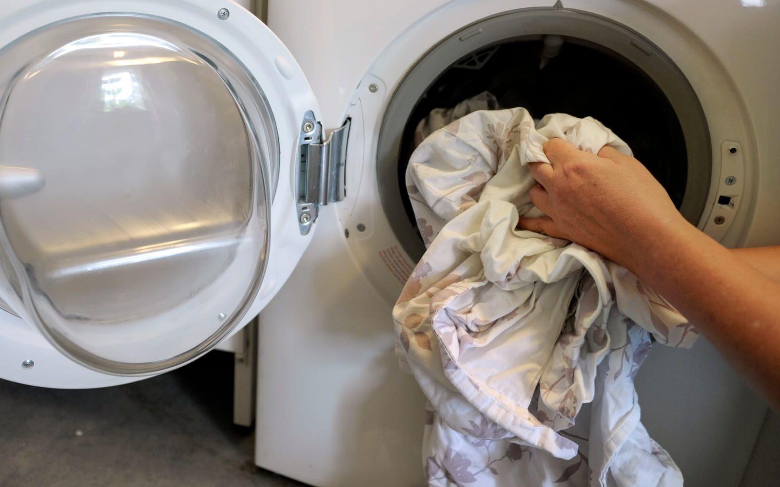 <strong>Tvättmaskinen. </strong>I likhet med diskmaskinen ska tvättmaskinen se till så att det du har på dig är rent och fräscht och det är inte så konstigt att även den behöver göras rent då och då. Glöm inte att alltid lämna tvättmedelsfacket och dörren till trumman öppen efter att du tvättat så att maskinen torkas ut ordentligt – annars kan det bildas mögel där inne. Foto: Jessica Gow/TT

