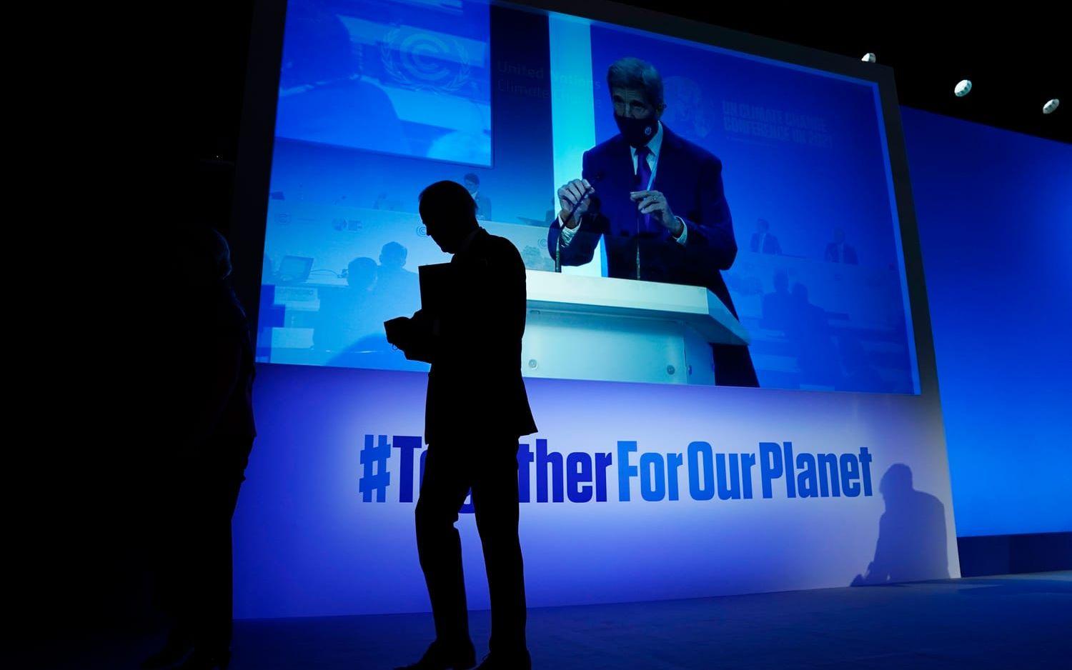 USA:s president Joe Biden kliver av scenen efter att ha pratat om metanlöftet på klimatmötet i Glasgow.