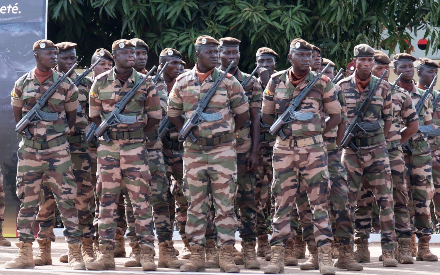 En grupp maliska soldater vid vicepresidenten och försvarsministern Sadio Camaras begravning i Bamako på torsdagen.