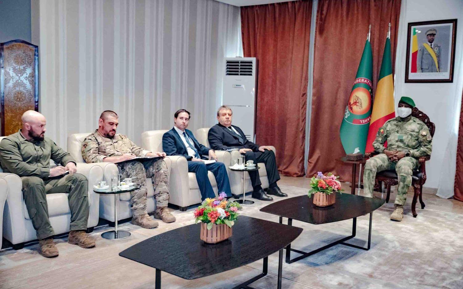 I stolen till höger sitter Malis juntaledare Assimi Goïta. Till vänster sitter Rysslands ambassadör Igor Gromyko med flera militära och diplomatiska kollegor. Mötet hölls i presidentpalatset i Bamako i veckan.