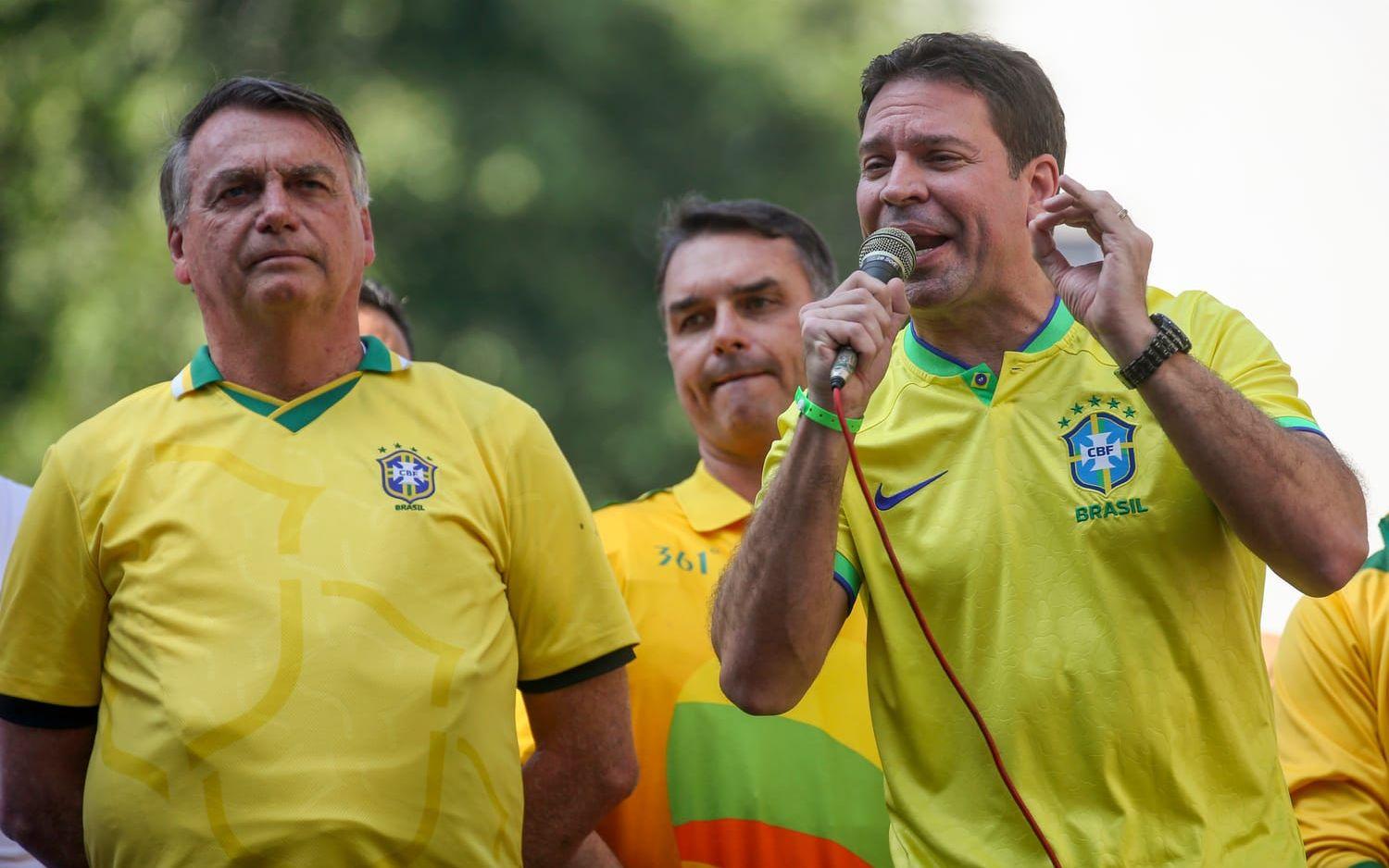 Alexandre Ramagem (höger) arbetade som underrättelsechef när Jair Bolsonaro (vänster) var president, men är också en vän till Bolsonaros familj. Bilden från 2024.