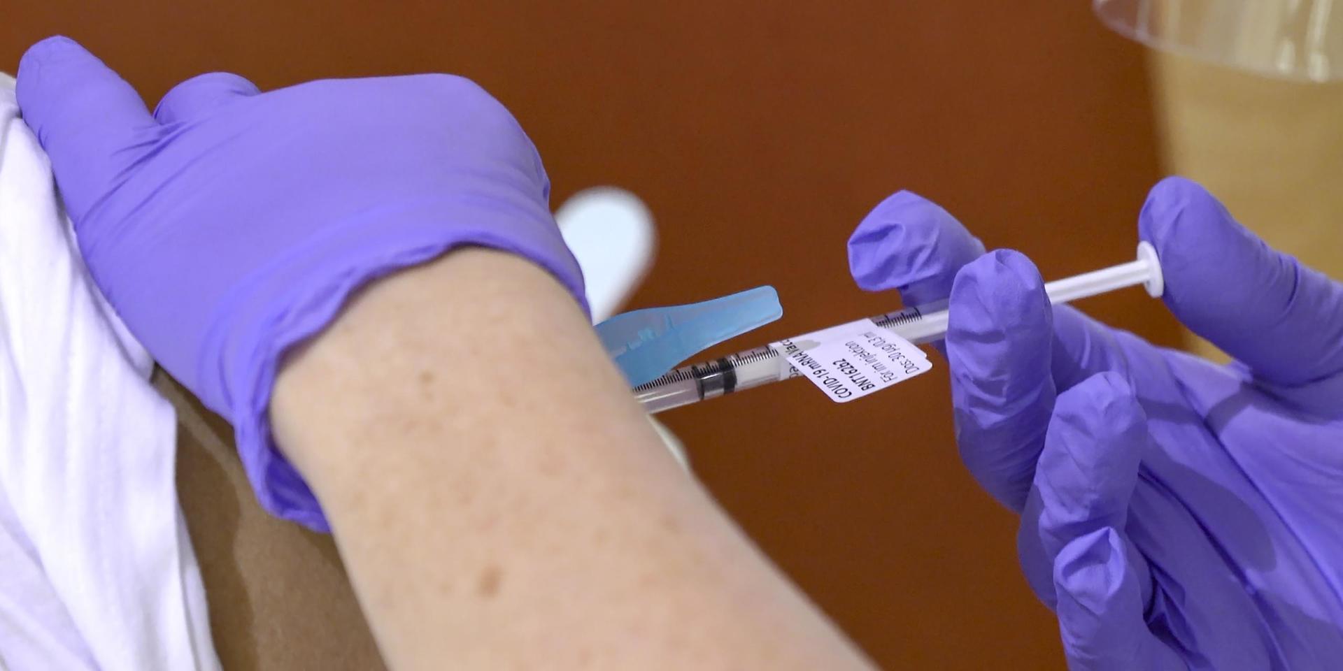 Sjukhuspersonal i Malmö vaccineras med vaccin från Pfizer/Biontech – ett av hittills två godkända vaccin.