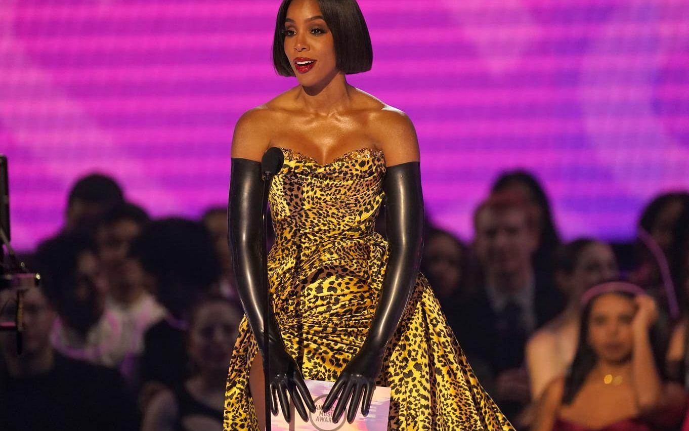 Kelly Rowland tog emot pris å Chris Browns vägnar, under ihärdiga burop. Brown har anklagats för både misshandel och våldtäkt mot Rihanna, under parets förhållande för ett antal år sedan.
