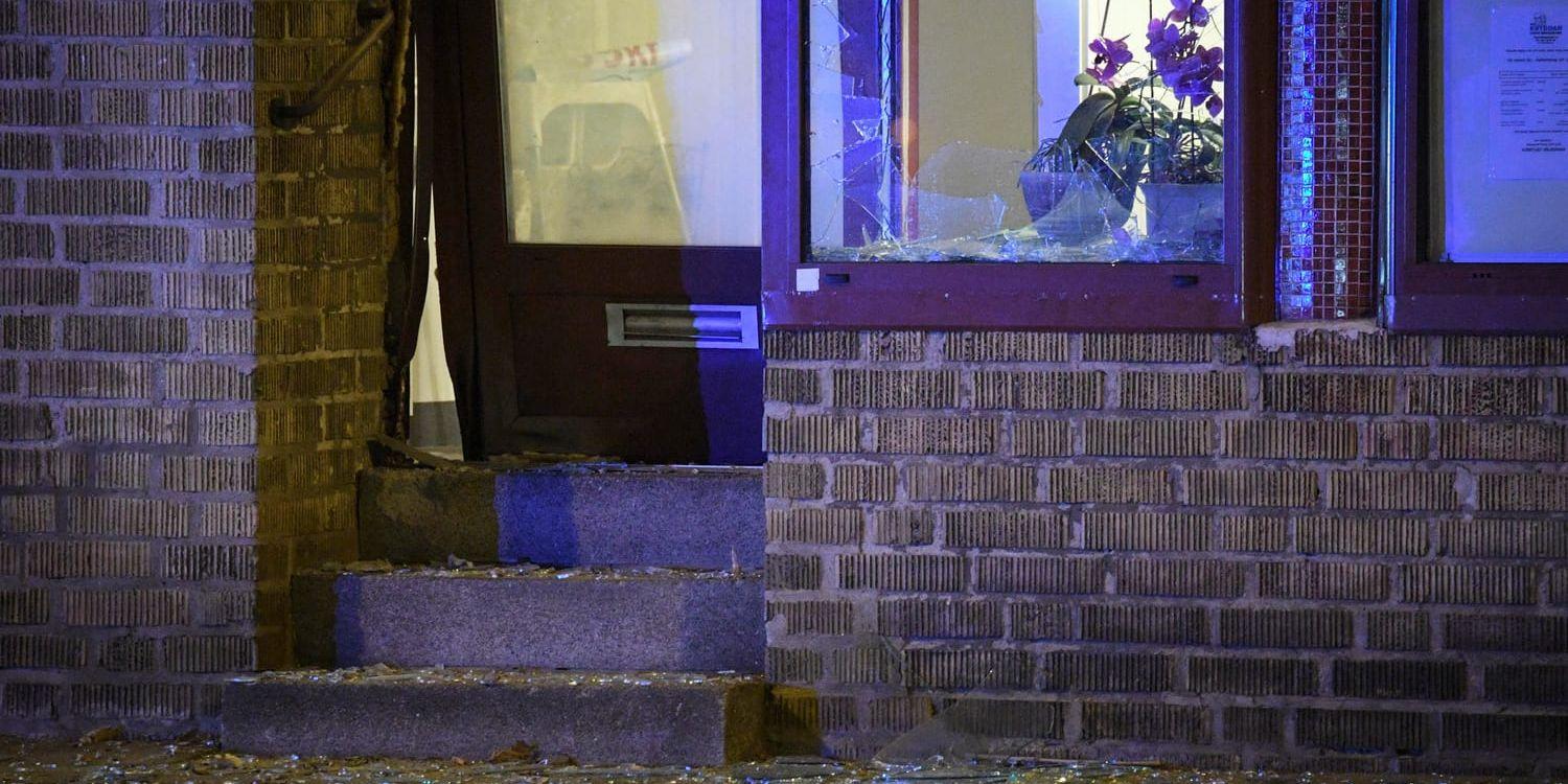 En dörr till en restaurang på Föreningsgatan i Rörsjöstaden i Malmö skadades i en explosion på söndagskvällen. Två detonationer utanför restauranger inträffade samma kväll.