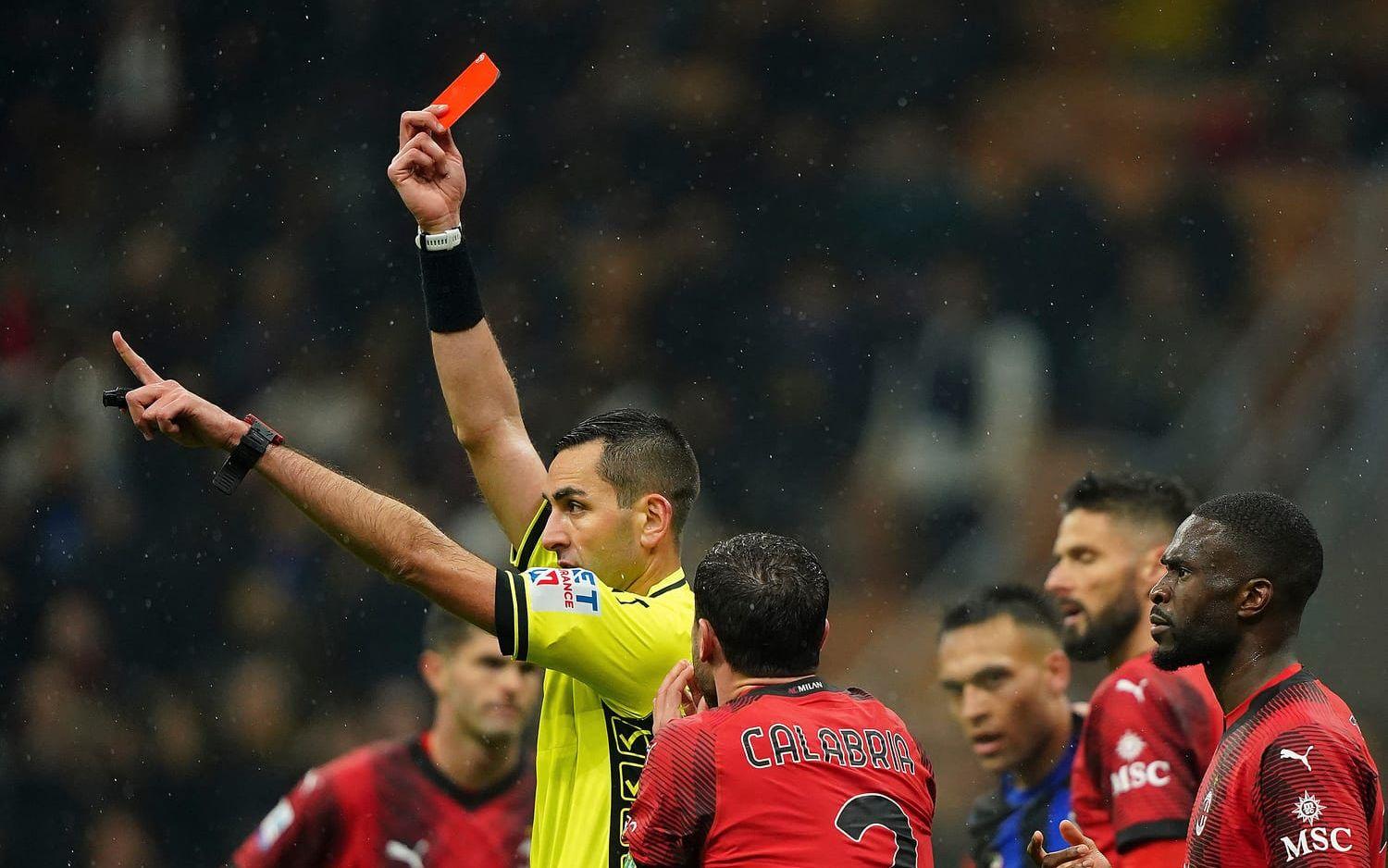 En fotbollsdomare utdelar ett rött kort i en Sere A-match i Italien. Arkivbild.